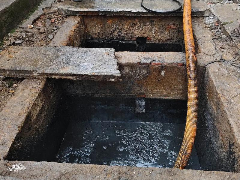 白兔清理化粪池